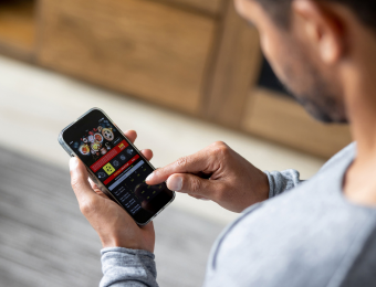 Man setting a deposit limit on his sports betting app